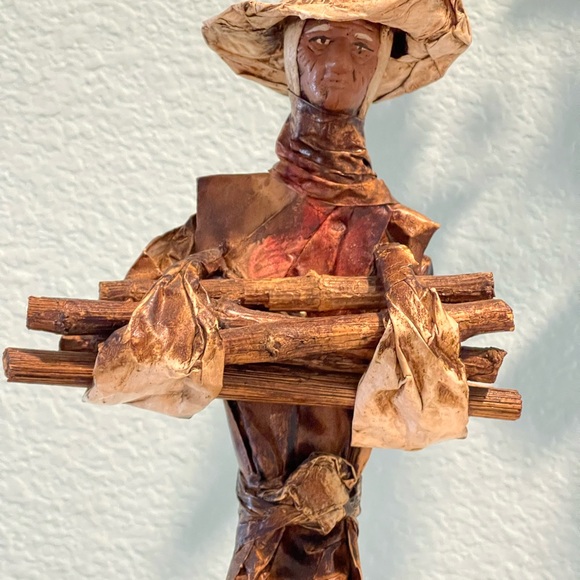 Mexican folk art paper mache villager figurine carrying a stack of wood, Vintage - Picture 6 of 11